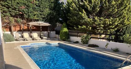 Piscine privée - toutes avec salle de bains - salle de jeux - grande terrasse bien exposée - climatisation complÚte - WiFi