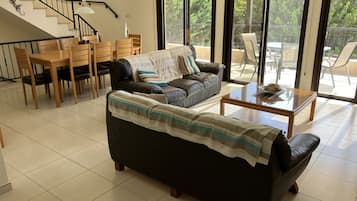 Fernseher, Videospielkonsole, Netflix, DVD-Player