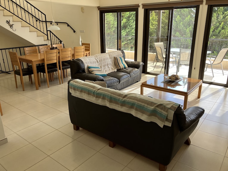Private Pool - All En-suite - Games Room - Large Sun Terrace - Full A/c - Wifi - Chipre