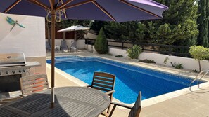 Utomhuspool och solstolar