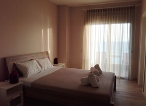 4 soverom, lydisolert, strykejern/-brett og internettilgang