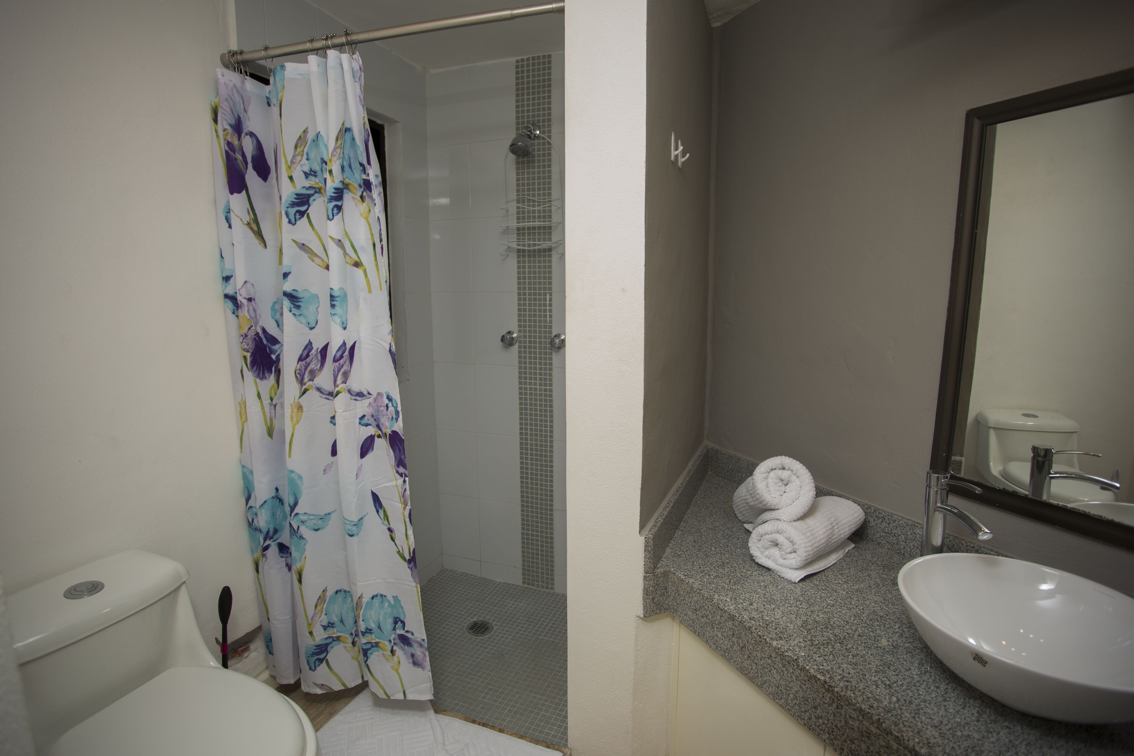 1BD A·Cozy 1BD with pool,one block from the beach