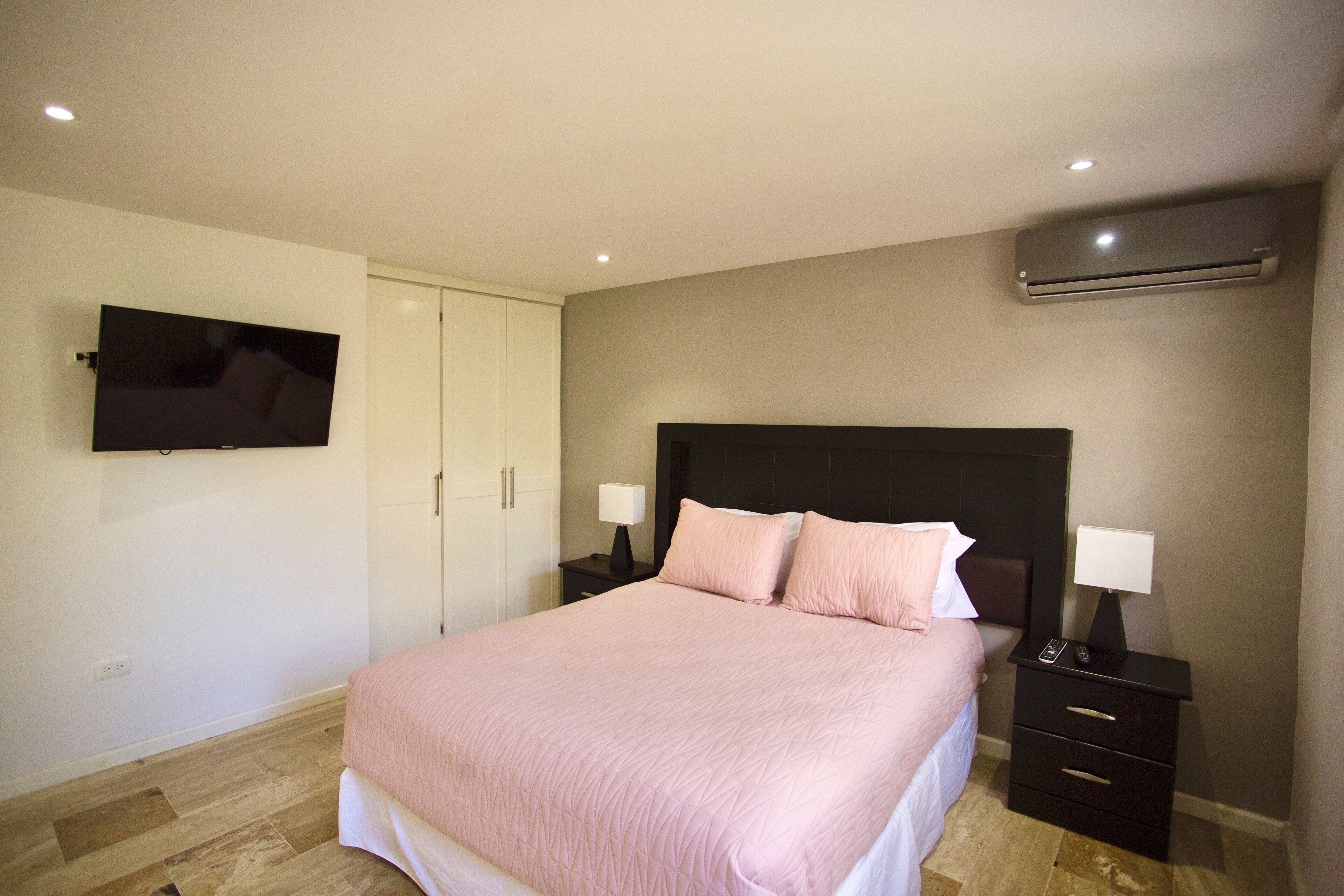 1BD A·Cozy 1BD with pool,one block from the beach