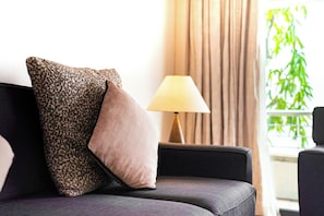Căn hộ Deluxe, 2 phòng ngủ | Khu phòng khách | TV 32-inch có truyền hình cáp 
