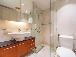 Deluxe Apartment, 2 Bedrooms | Bathroom | Shower, rainfall showerhead, hair dryer, slippers