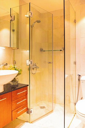 Deluxe appartement, 2 slaapkamers | Badkamer | Een douche, een regendouche, een haardroger, pantoffels