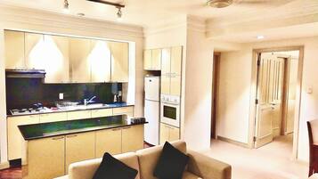 Comfort Apartment, 2 Bedrooms, Non Smoking | Hypo-allergenic bedding, in-room safe, desk, blackout drapes