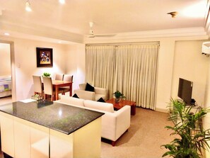 Comfort appartement, 2 slaapkamers, niet-roken | Woonruimte | Een 32-inch televisie met kabelzenders