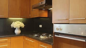 Comfort Apartment, 2 Bedrooms, Non Smoking | Private kitchen | Fridge, microwave, oven, stovetop