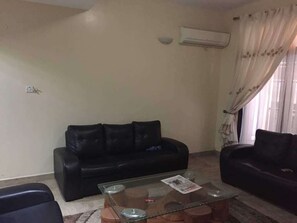 TV - Mindu place apartment (Dar es laam)