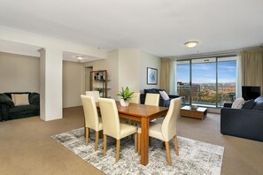 Smart TV - Milsons Point- ALF49 Alfred St (south) - Penthouse-Style 2BR with Harbour Views Parking by Milsons Point Station (Milsons Point)