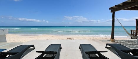 En la playa, camastros y toallas de playa