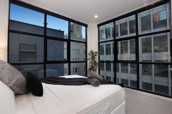 2 bedrooms, desk