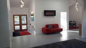 Interior - Lucas Parklands - The Cube, peaceful getaway with direct access to 'Great Walk' (North Maleny)
