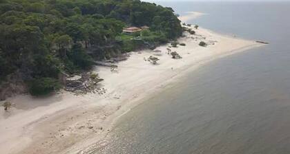 Chalet Juquiri, integrated into nature.