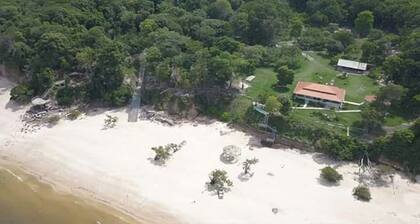 Chalet Juquiri, integrated into nature.