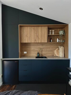 Kitchenette including dishwasher 
