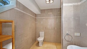 Bathtub, hair dryer, towels - Rhett's Retreat - Townhouse with Private Courtyard (Avoca Beach)
