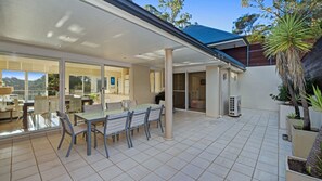 Outdoor dining - Rhett's Retreat - Townhouse with Private Courtyard (Avoca Beach)
