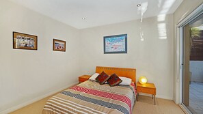 3 bedrooms, iron/ironing board, Internet, bed sheets - Rhett's Retreat - Townhouse with Private Courtyard (Avoca Beach)