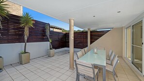 Outdoor dining - Rhett's Retreat - Townhouse with Private Courtyard (Avoca Beach)