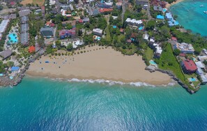 Ubicación a pie de playa, tumbonas y toallas de playa