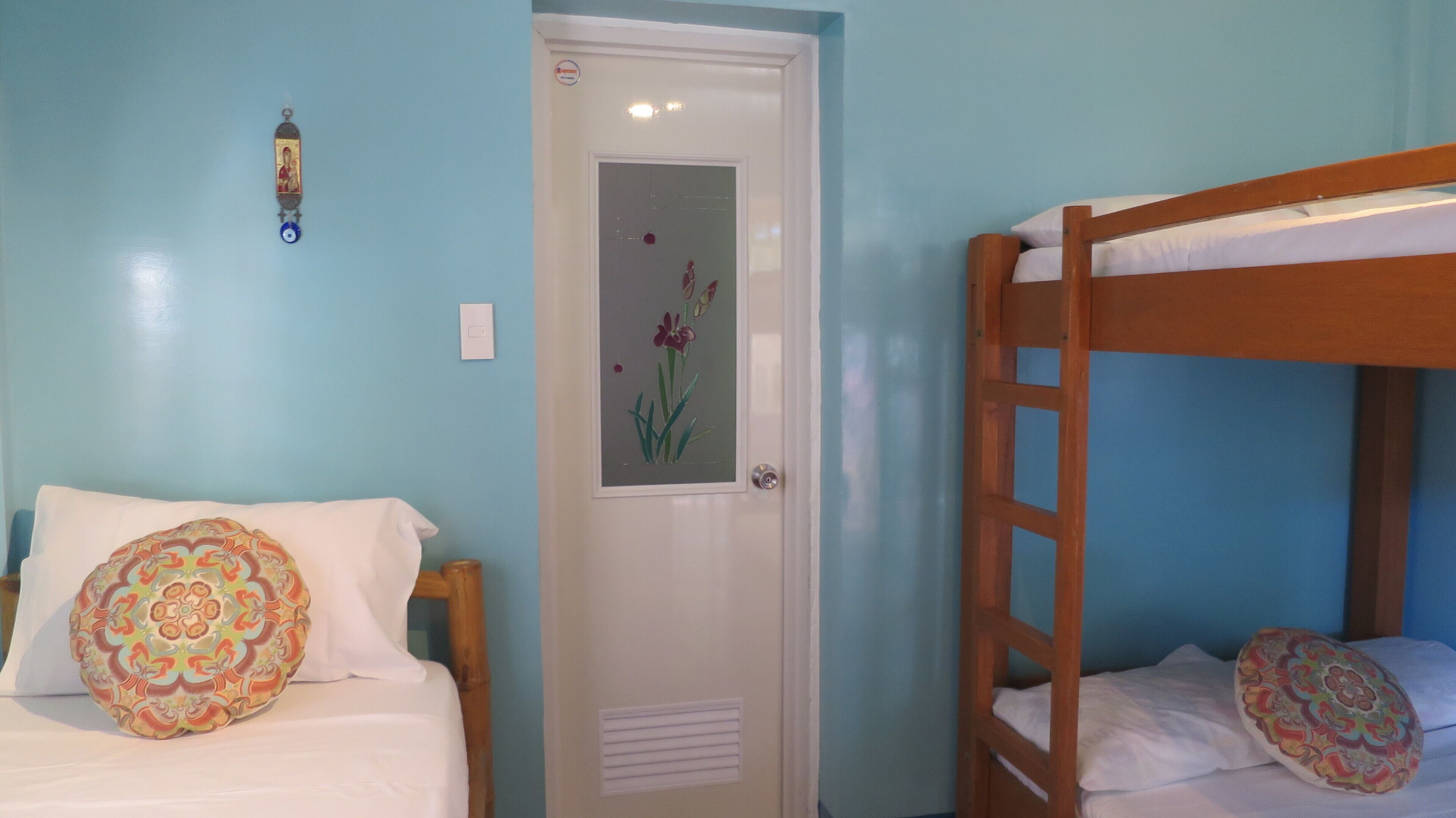 Cute , cool Blue Kubo near the beach