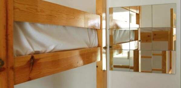 Shared Dormitory (6 beds) | 3 bedrooms, free WiFi, bed sheets - Morabeza Kriol Hostel (Praia)