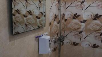 Habitación con 1 cama matrimonial o 2 individuales | Baño | Tina profunda