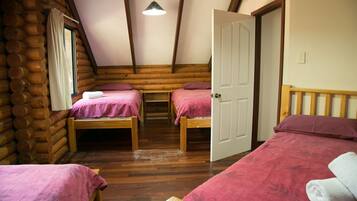 3 多间卧室、熨斗/熨衣板、旅行婴儿床、床单