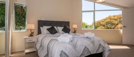 3 bedrooms, iron/ironing board, WiFi, bed sheets