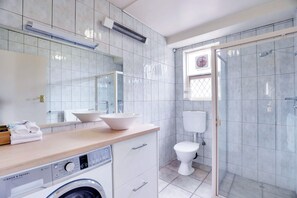 Douche, sèche-cheveux, serviettes fournies, shampoing