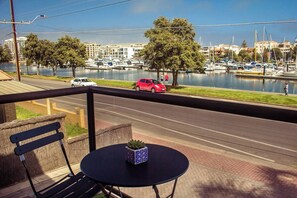Outdoor dining - Gorgeous Balcony Riverview Apartment (Glenelg North)