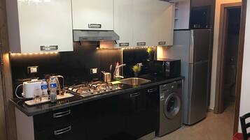 Refrigerador, microondas, parrilla de estufa y tetera eléctrica