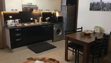 Réfrigérateur, micro-ondes, plaque de cuisson, bouilloire électrique