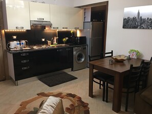 Refrigerador, microondas, parrilla de estufa y tetera eléctrica