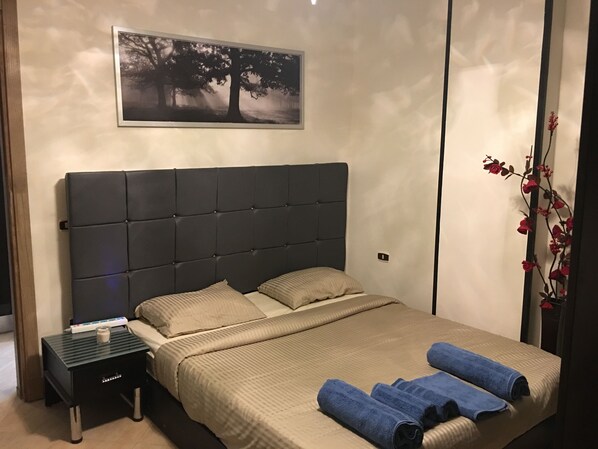 1 habitación, insonorización, tabla de planchar con plancha y wifi