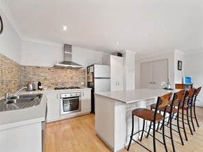 Frigorífic, microones, forn i placa de cuina 