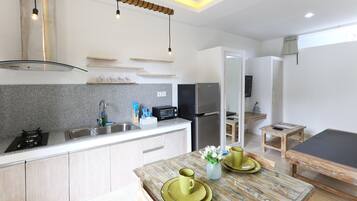 Réfrigérateur, micro-ondes, four, plaque de cuisson