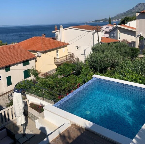 Outdoor pool, an infinity pool - Luxury apt with pool, 3 balconies, terrace and sea view (Omiš)