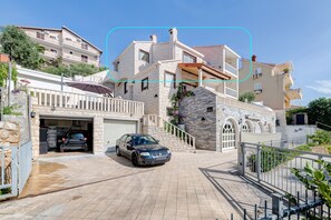 Exterior - Luxury apt with pool, 3 balconies, terrace and sea view (Omiš)