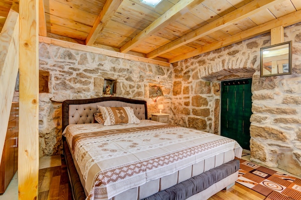 Bedroom with Queen size bad night table and night lamp