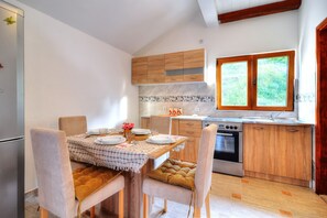 Fridge, microwave, oven, coffee/tea maker