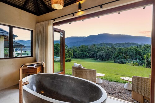 Bali Hai
A private retreat on acreage, close to town, ocean & the rainforest