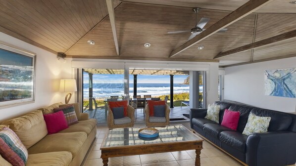 Living area - Villa Dandaloo - Absolute Beachfront (NORTH AVOCA)