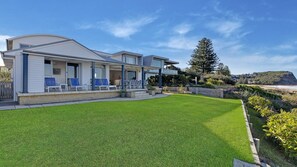 Terrace/patio - Villa Dandaloo - Absolute Beachfront (NORTH AVOCA)