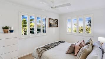 4 bedrooms, desk, iron/ironing board, WiFi (free)