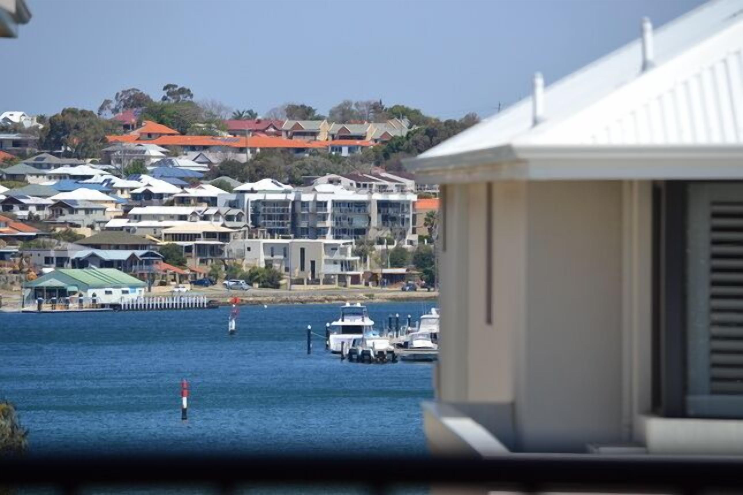 Between the River and the Sea