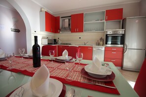 Kühlschrank, Mikrowelle, Ofen, Herdplatte