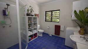 Un baño con ducha, inodoro y lavamanos.